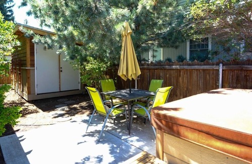 Old Bend House | Bluebird Day - Riverside Cottage, Relax at a cozy 3-bedroom retreat in Bend, OR.