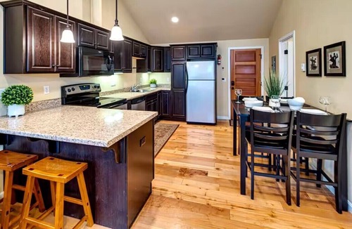Old Bend House | Bluebird Day - Twin Mills Bungalow in Bend, OR, featuring 2 cozy bedrooms.