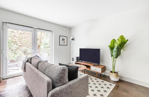 West Bellevue Apartment | Blueground Bellevue gym rooftop wd nr park SEA-714