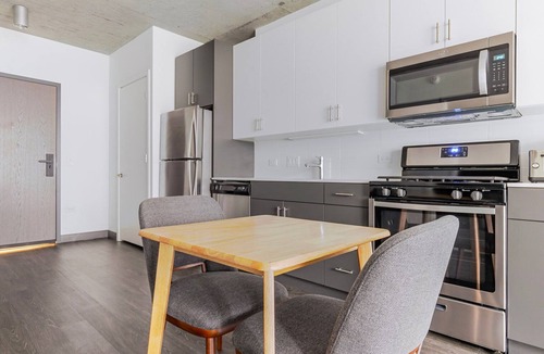 Downtown Chicago Apartment | Blueground | Chicago Loop, pool, nr Millennium Park