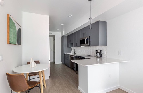 Redmond Apartment | Blueground | Redmond, pool & AC, nr park