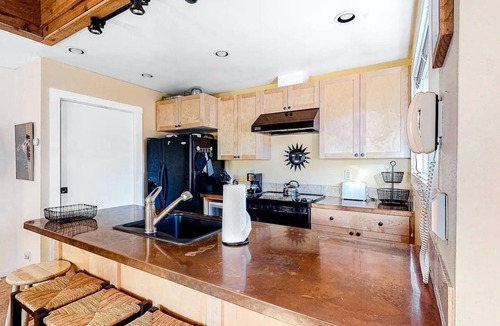 Elkhorn Village Condo | Bluff Condo + Free guest passes to Elkhorn Resort amenities included!