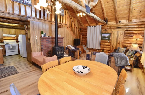 Cascade House | Blumisalp ~ Quintessential Idaho Log Cabin - Wifi - Trailer parking - Fire pit - Wood stove