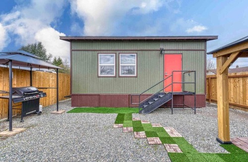 Bonney Lake House | Bo’s Tiny House w/Hot Tub - Unique Country Retreat