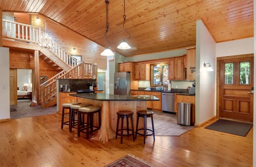 Mayfield Apartment | Boardman Monarch Upscale River Lodge HOT Tub!
