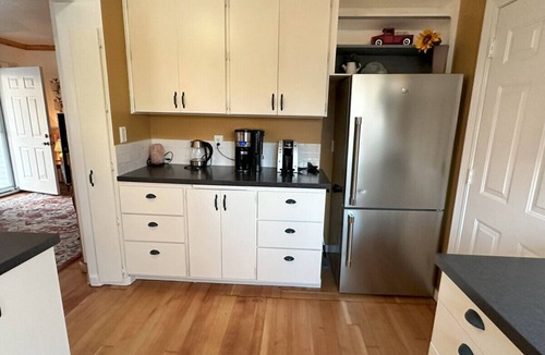 North End Apartment | BoDeke's N. Tacoma Urban Cabin with Hot Tub