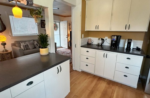 North End Apartment | BoDeke's N. Tacoma Urban Cabin with Hot Tub