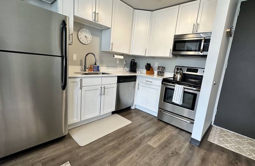 Downtown Des Moines Apartment | Boho Loft/Skyline View/Walk to Arena Events
