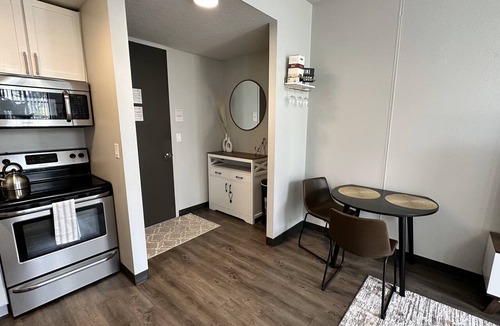 Downtown Des Moines Apartment | Boho Loft/Skyline View/Walk to Arena Events