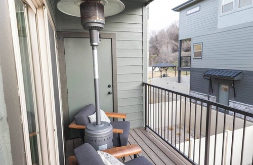 Boise House | Boise Basecamp is your launch point for adventure and relaxation. Nestled in the up-and-coming Garden City neighborhood near the Greenbelt, wineries, breweries, and local dining, this modern 3-story retreat features king beds and private bathrooms.