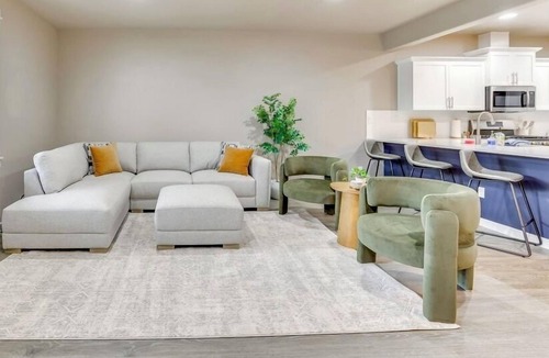Sunset House | Boise Blue Retreat - North End, Hot Tub, 4BR , 3BA, Walking distance to Hyde Park and Camel’s Back Park. Close to Boise White Water park. E Bikes for rent.