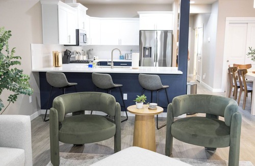 Sunset House | Boise Blue Retreat - North End, Hot Tub, 4BR , 3BA, Walking distance to Hyde Park and Camel’s Back Park. Close to Boise White Water park. E Bikes for rent.