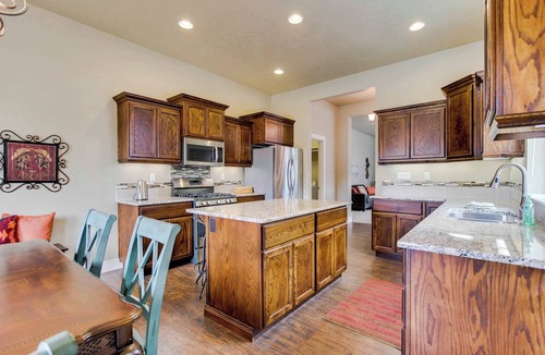 Northwest Boise City House | Boise Townhome Fenced Yard Patio & Fireplace