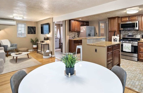 Veterans Park House | Boise Whitewater Cottage *Bike to town and bike to Boise River and Greenbelt using our 2 provided bikes. Your stay puts close to downtown Boise and the Greenbelt.right in the middle of everything that Boise has to offer.