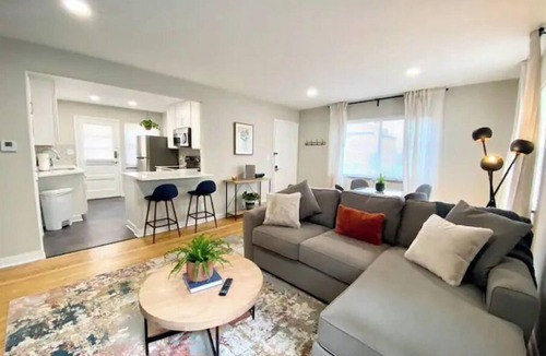Grandview Heights Apartment | Bold & Beautiful Flat - Unmatched location - Garage