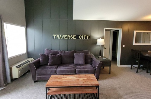 Acme Condo | Book a Spring visit! 2br Grand Traverse Condo- Wifi, ❤ location, sleeps 6!