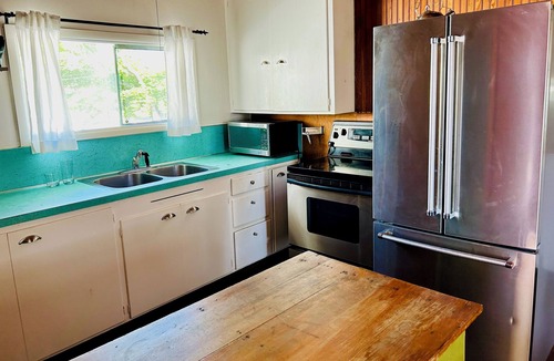 Point Roberts Cottage | BOOK FIFA FAMILY 50' waterfront at South Beach, adorable 3 bdm 45 min to YVR.