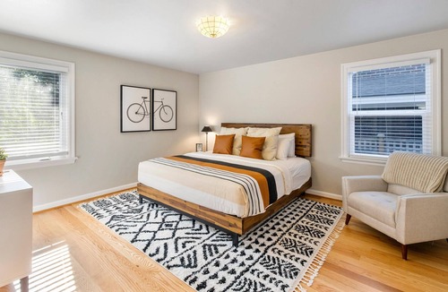 Whittier Heights House | Book May 21-27 for $1455 (send inquiry 4 special) | Trendy Ballard Bungalow | 7 Miles 2 Dwntwn