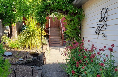 Siskiyou-Hargadine Historic District House | BookStayHop - Anne Hathaway's House ~ Just 4 blocks from OSF!~ Kitchen