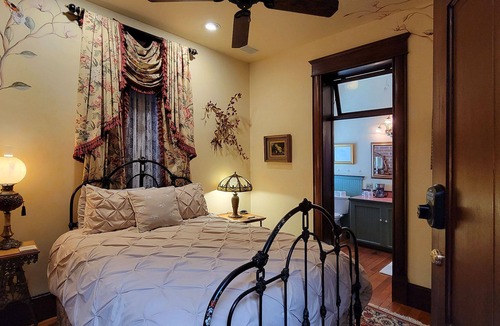 Historic Railroad District House | BookStayHop - Peerless Hotel~ Guest Room 6~ Downtown Ashland