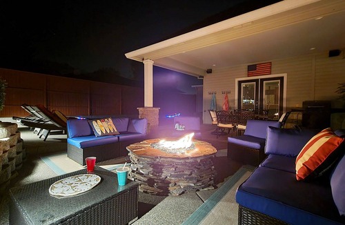 Medford House | BookStayHop - Red Hawk Hideaway ~ Saltwater Pool~ Sleeps 6~ Home Gym~ 6 Minutes