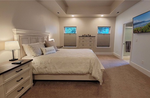 Medford House | BookStayHop - Red Hawk Hideaway ~ Saltwater Pool~ Sleeps 6~ Home Gym~ 6 Minutes