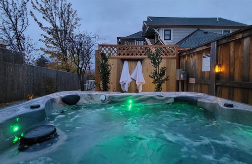 Siskiyou-Hargadine Historic District House | BookStayHop-RedTail Louisa Suite~Hot Tub, Tesla Station