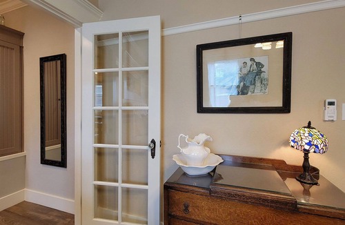 Siskiyou-Hargadine Historic District House | BookStayHop-RedTail Louisa Suite~Hot Tub, Tesla Station