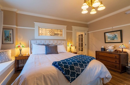 Siskiyou-Hargadine Historic District House | BookStayHop-RedTail Louisa Suite~Hot Tub, Tesla Station