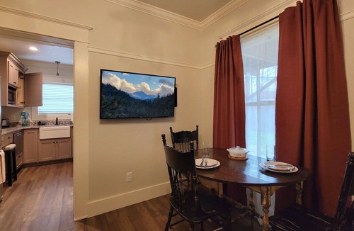 Siskiyou-Hargadine Historic District House | BookStayHop -RedTail Orliena Suite, Relaxing Hot tub and a Tesla Station