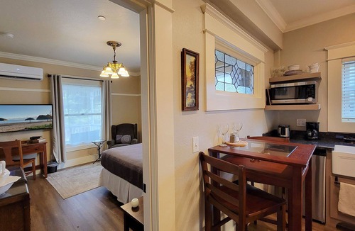 Siskiyou-Hargadine Historic District House | BookStayHop - RedTail Suites ~ Entire Home ~Hot Tub and convenient Tesla Station