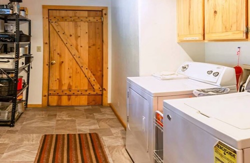 Fort Klamath House | BookStayHop - Sun Mountain House. Mountain Views, Outdoor Space, Dog friendly!