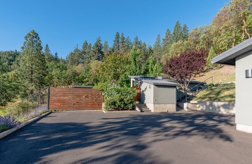 Ashland House | BookStayHop-The Aloha House ~ Hot Tub, Pool, Mountain View