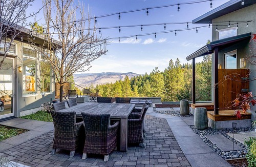 Ashland House | BookStayHop-The Aloha House ~ Hot Tub, Pool, Mountain View