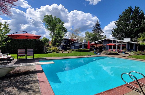 Grants Pass House | BookStayHop - The Scoville House- Pool, Gym, Gorgeous Outdoor Space!