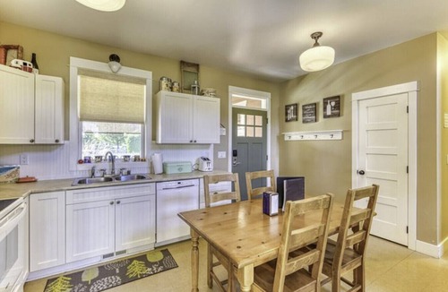 Oroville House | Bootlegger Roost- Barn feel on the Beach!