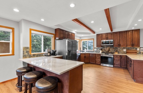 Sagle House | Bottle Bay View Lodge – 21-Acre Lakefront Retreat