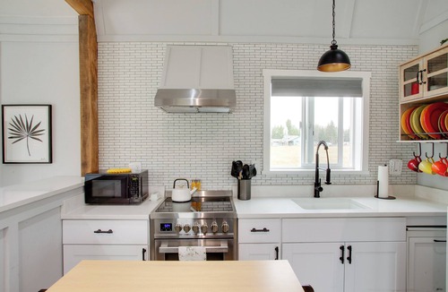 Athol Apartment | Bougie Barn 5 mi to Silverwood theme park!