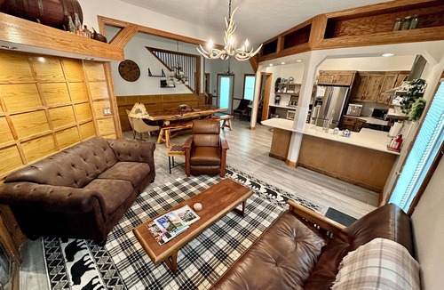 Central Lake House | Boulder Ridge: Sleep 17+! Event Barns. Pickleball. 80 Acres. 1/2 mile to Torch
