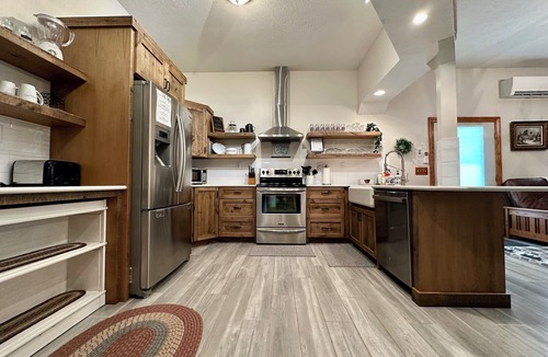Central Lake House | Boulder Ridge: Sleep 17+! Event Barns. Pickleball. 80 Acres. 1/2 mile to Torch