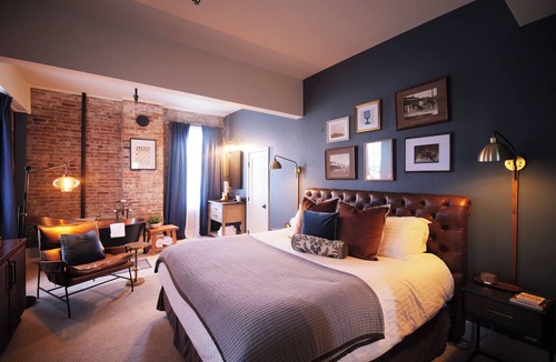 Jacksonville Hotel | Boutique 1 BR King Suite in historic Jacksonville. Walk to Britt Festival and wine tasting! Features a luxurious tub, comfortable king bed, and charming Inn details. Ideal for couples