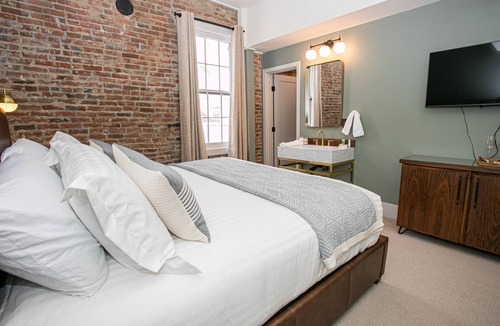 Jacksonville Hotel | Boutique 1 BR King Suite in historic downtown Jacksonville. Walk to the Britt Festival! Enjoy a king bed, modern rain shower, and charming Inn details. Ideal for a romantic or weekend getaway.