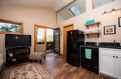 McMinnville Apartment | Boutique Stay in Wine Country 2 King Beds, Deck, Fire Table, Near Wineries