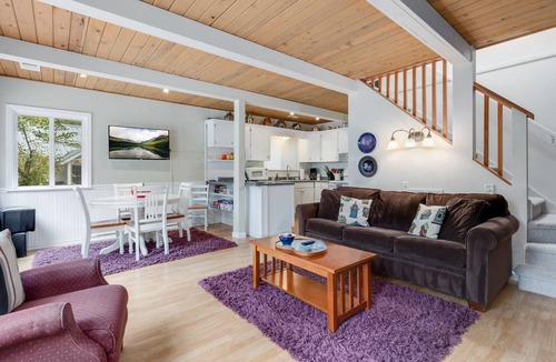 Baring Cottage | Bowman's Beach Cottage in Cascades with sandy riverfront & hot tub