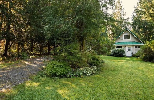 Baring Cottage | Bowman's Beach Cottage in Cascades with sandy riverfront & hot tub
