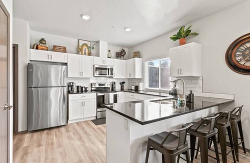 South Perry District Apartment | Brand New 2 Bed 2 Bath Near Perry District and DT!