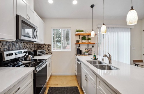 SeaTac Cottage | Brand New 2 Bed Private Getaway! Close to Airport!