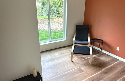 Edmonds House | Brand New 2BD 2BA Backyard Cottage with AC