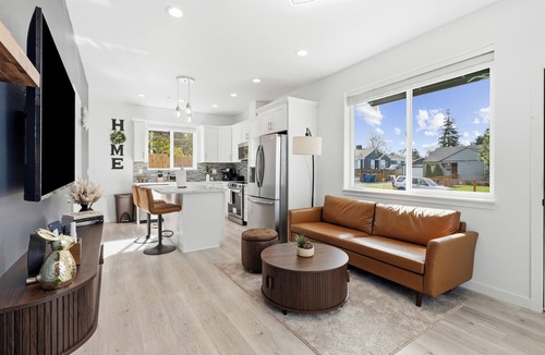 Burien House | Brand New 3BR Home with King Bed, AC – Near Airport