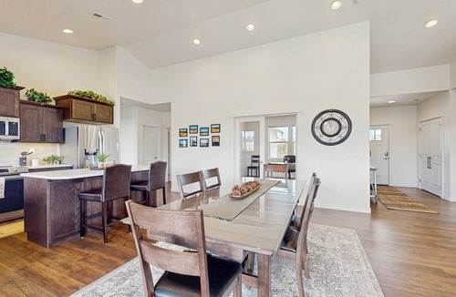 Sisters House | Brand-new beautiful home with private hot tub & mountain views